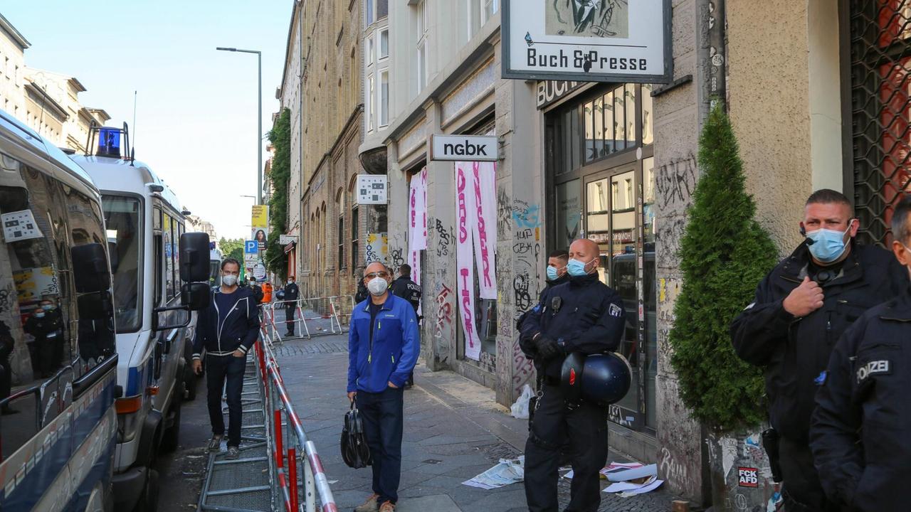 Polizisten stehen vor der Buchhandlung Kisch & Co. in Berlin-Kreuzberg am 24.8., dem Tag der Räumung