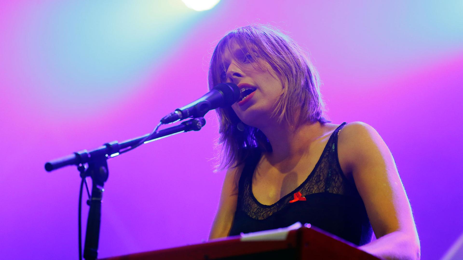 Nina Goern, Sängerin und Keyboarderin des französischen Duos Cats on Trees, beim Auftritt der Band während des Solidays Festivals in Paris am 28.6.2014.