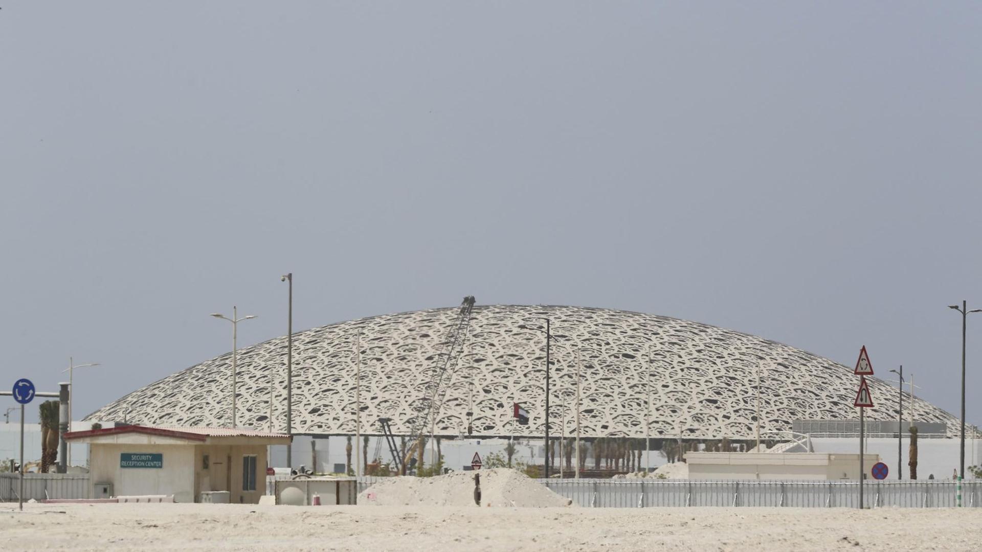 Das gewölbte Dach des Louvre Abu Dhabi.