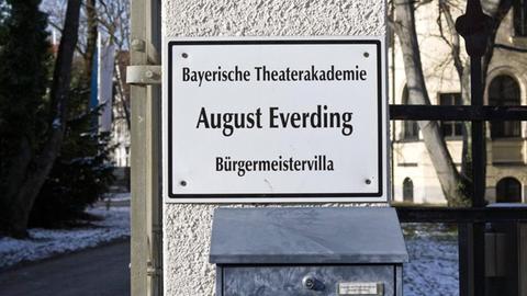 Das Eingangsschild der Bayerischen Theaterakademie August Everding in München,