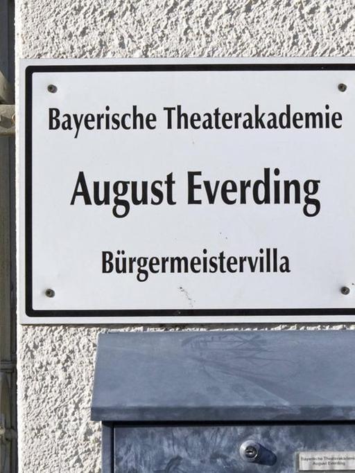 Das Eingangsschild der Bayerischen Theaterakademie August Everding in München,