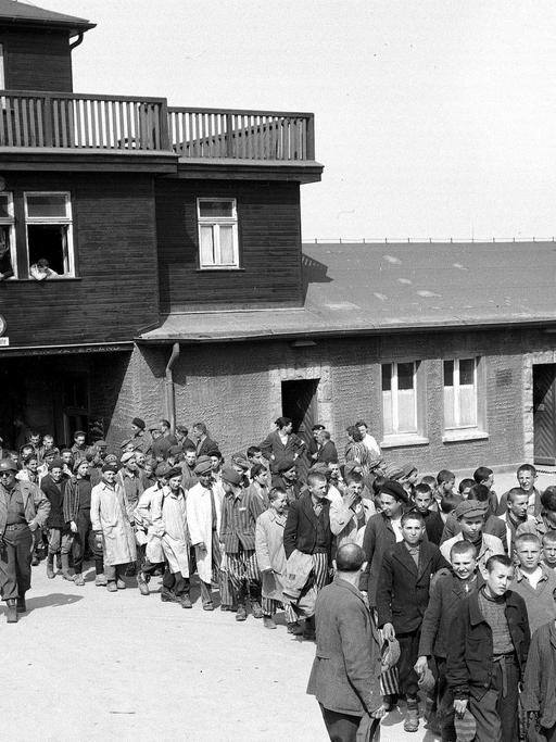 Ehemalige Gefangene verlassen das Konzentrationslager Buchenwald.