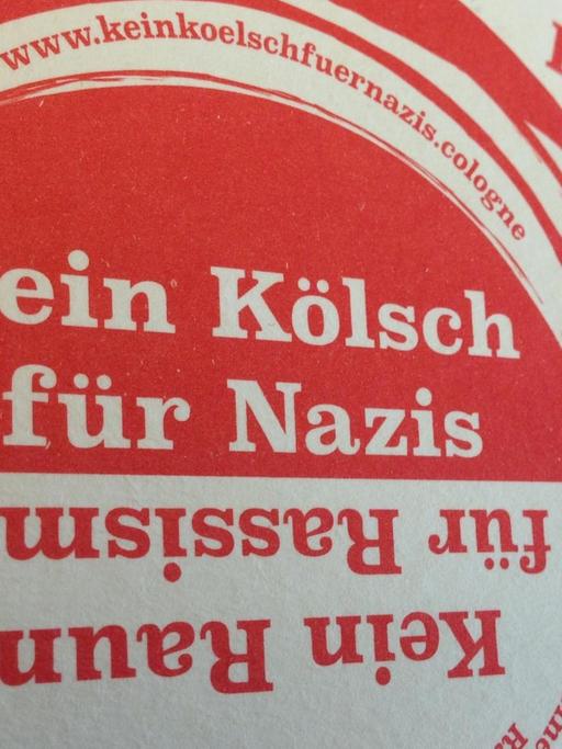 Ein Bierdeckel mit den Slogan "Kein Kölsch für Nazis"