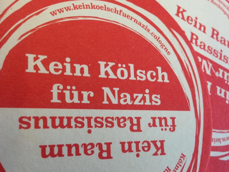 Ein Bierdeckel mit den Slogan "Kein Kölsch für Nazis"