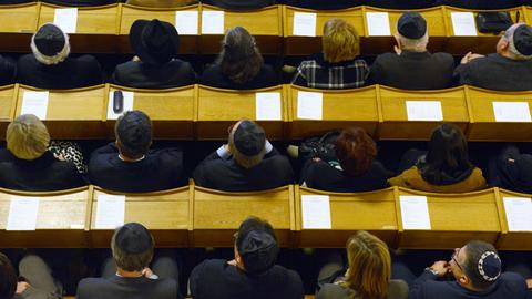 Besucher sitzen während der Verleihung des Paul-Spiegel-Preises in der Düsseldorfer Synagoge.