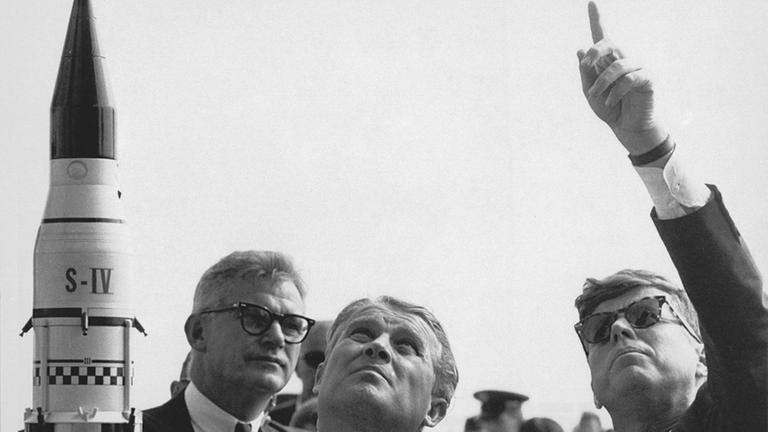 US-Präsident John F. Kennedy (rechts) mit Wernher von Braun.
