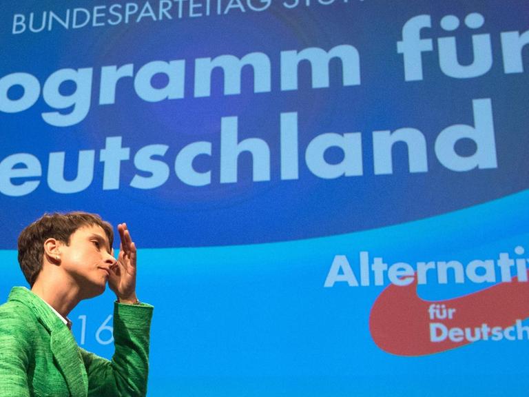 Die AfD-Parteivorsitzende Frauke Petry fasst sich am 30.04.2016 beim 5. AfD Bundesparteitag in Stuttgart an den Kopf.