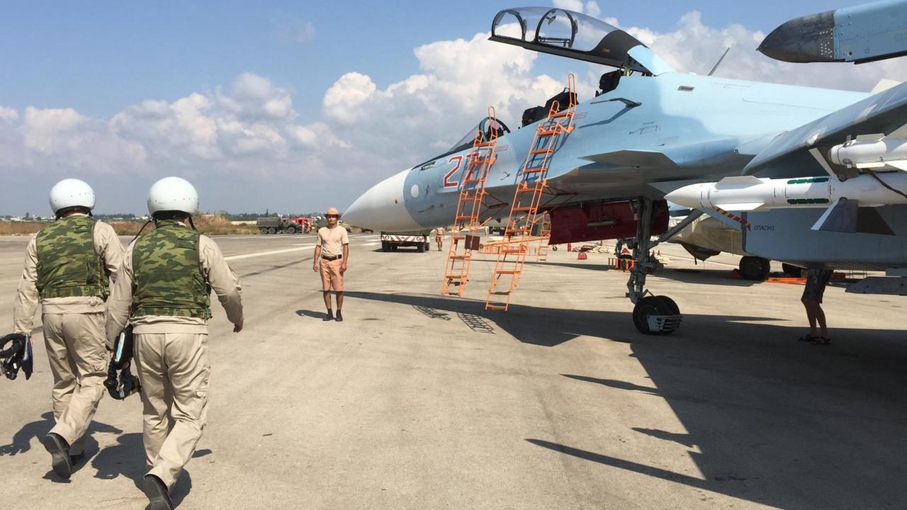 Russische Piloten des Kampfflugzeuges SU-30 auf einer Militärbasis in Syrien (5.10.2015)