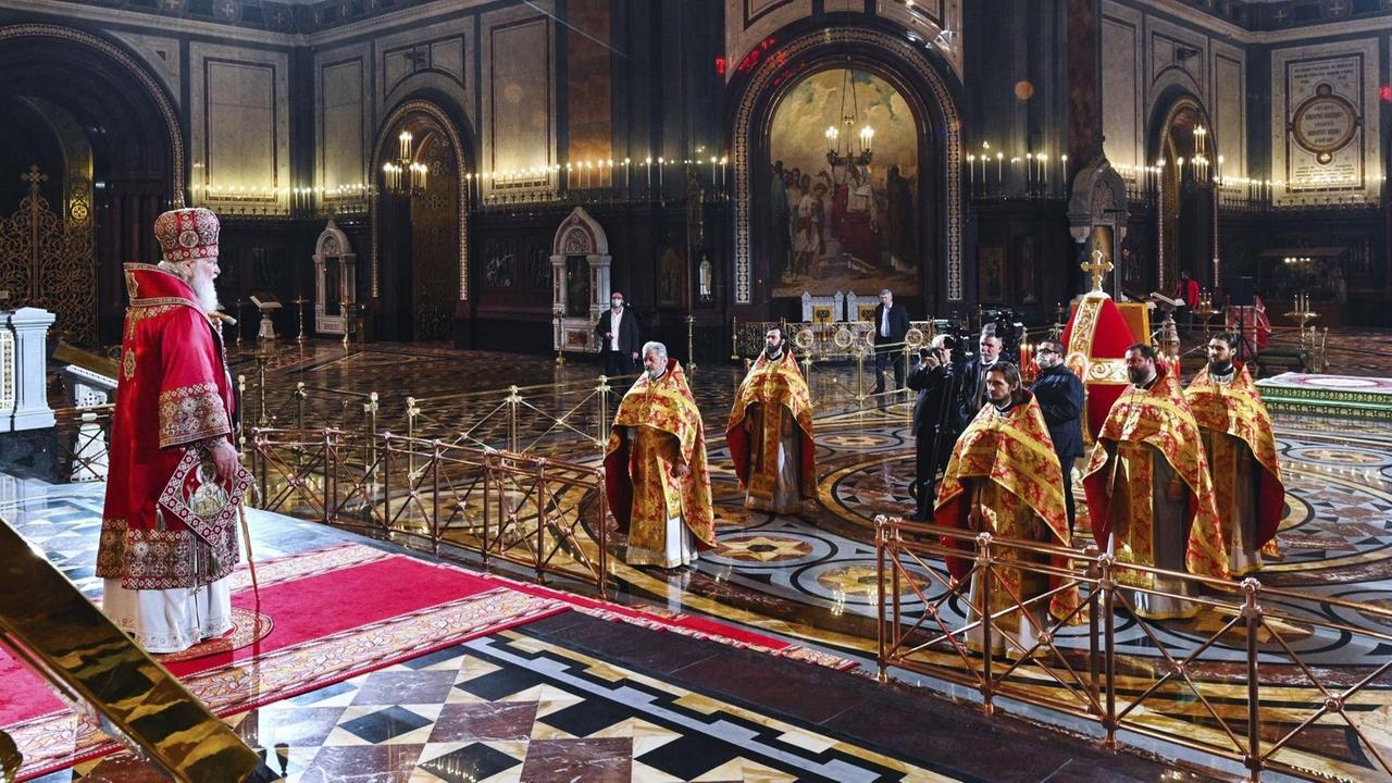 Der russisch-orthodoxe Patriarch Kirill feiert die Auferstehungsmesse in der Moskauer Erlöserkathedrale ohne Besucher.