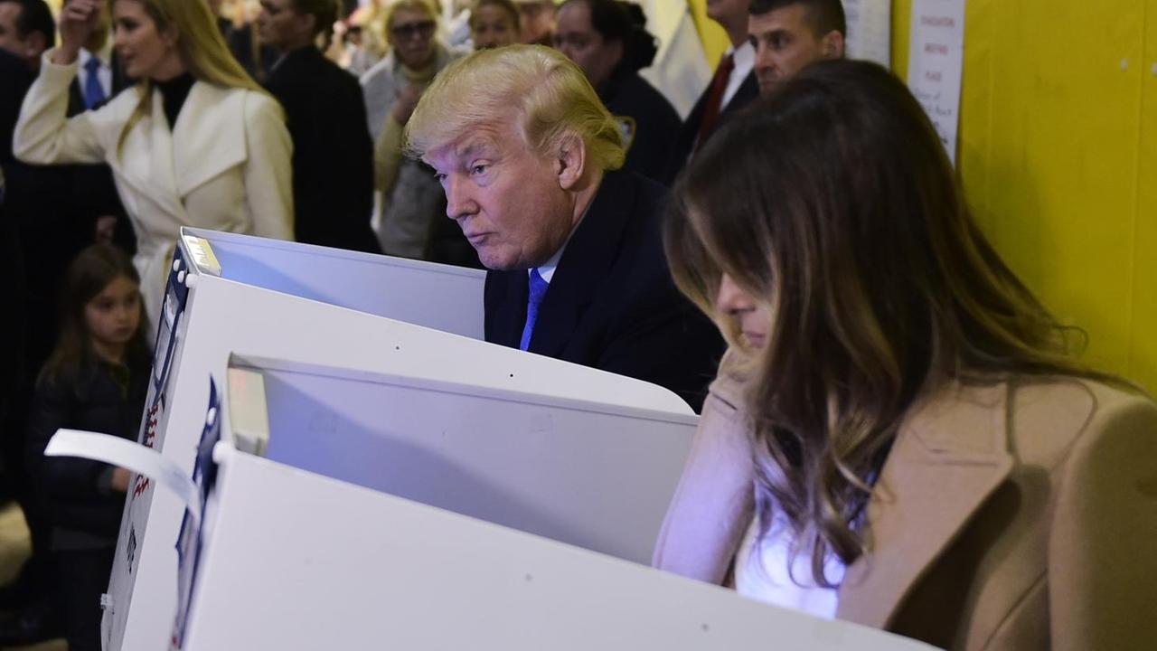 Donald Trump und seine Frau Melania geben in New York bei der US-Präsidentschaftswahl ihre Stimmen ab.