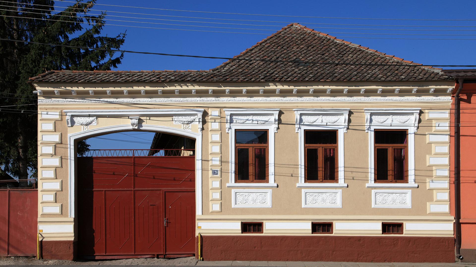 Restauriertes Haus an einer Straße in Codlea (Zeiden) in Siebenbürgen in Rumänien, aufgenommen 2011.