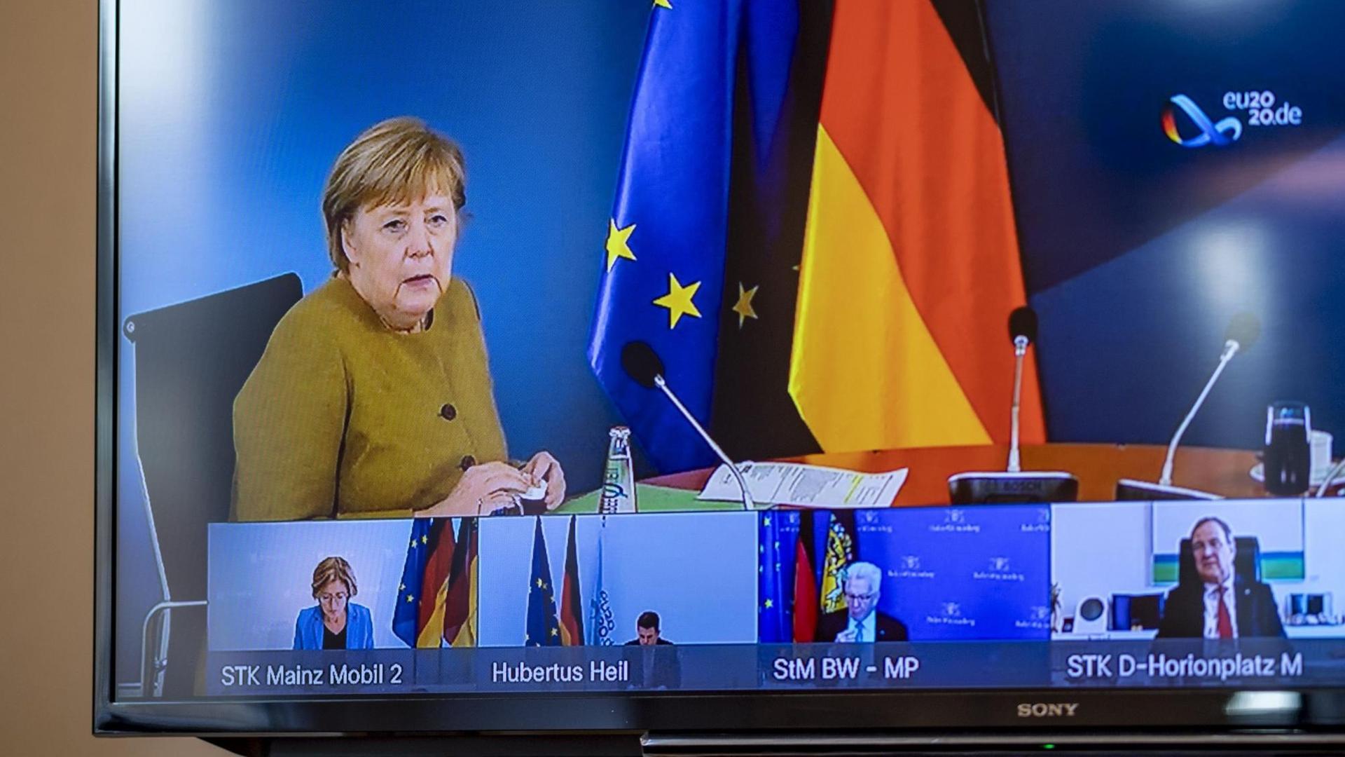 Schleswig-Holstein, Kiel: Angela Merkel (CDU), Bundeskanzlerin, spricht bei Beratungen der deutschen Ministerpräsidenten in einer Videokonferenz und ist dabei auf einem Monitor in der Staatskanzlei in Kiel zu sehen.