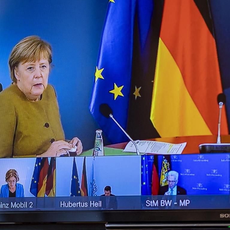 Schleswig-Holstein, Kiel: Angela Merkel (CDU), Bundeskanzlerin, spricht bei Beratungen der deutschen Ministerpräsidenten in einer Videokonferenz und ist dabei auf einem Monitor in der Staatskanzlei in Kiel zu sehen. 