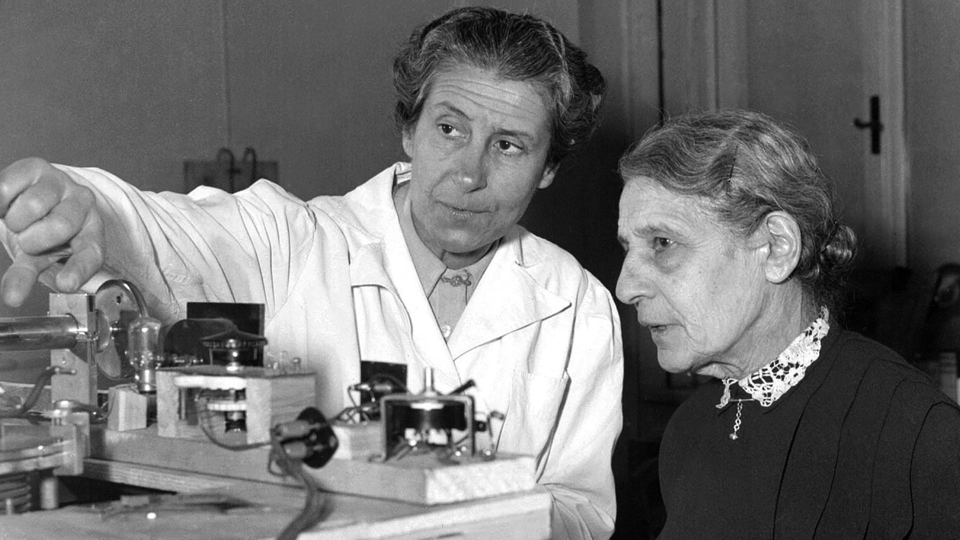 Berta Karlik (l) und Lise Meitner