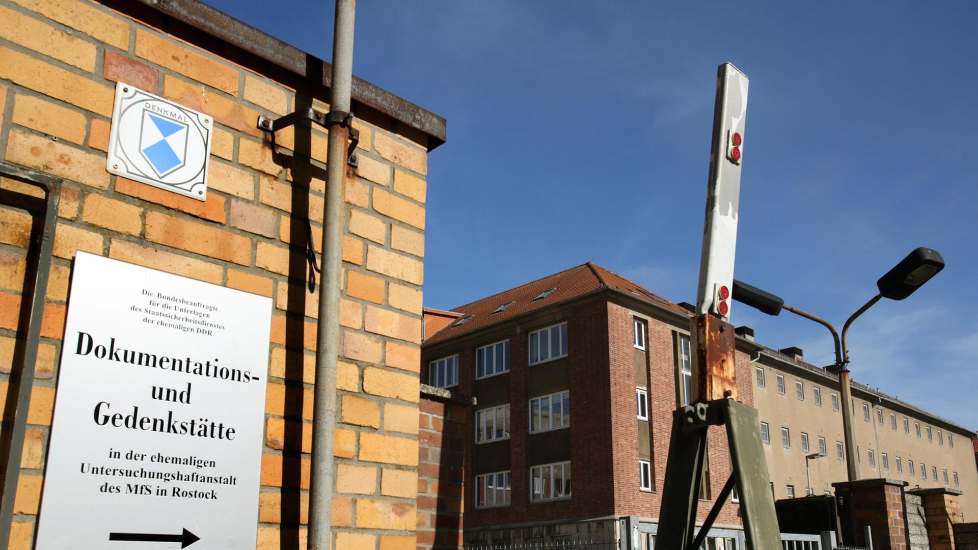 Der Eingang der ehemaligen Untersuchungshaftanstalt der Stasi in Rostock (Mecklenburg-Vorpommern), heute Dokumentations- und Gedenkstätte der Behörde des Bundesbeauftragten für die Stasi-Unterlagen