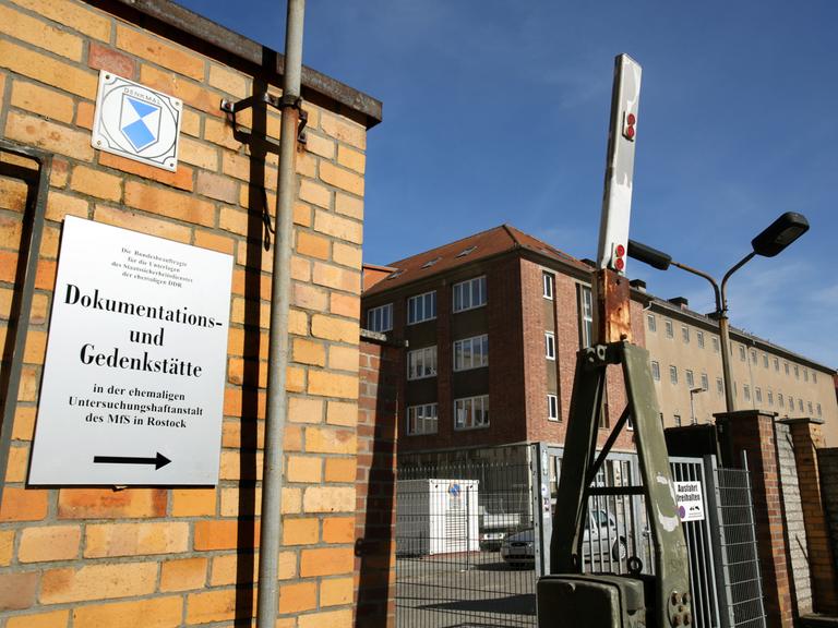 Der Eingang der ehemaligen Untersuchungshaftanstalt der Stasi in Rostock (Mecklenburg-Vorpommern), heute Dokumentations- und Gedenkstätte der Behörde des Bundesbeauftragten für die Stasi-Unterlagen