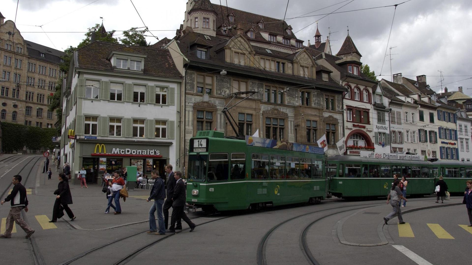 Basel in der Schweiz, die Altstadt mit Restaurant und Straßenbahn im Jahr 2004 Basel in der Schweiz, die Altstadt mit Restaurant und Straßenbahn im Jahr 2004