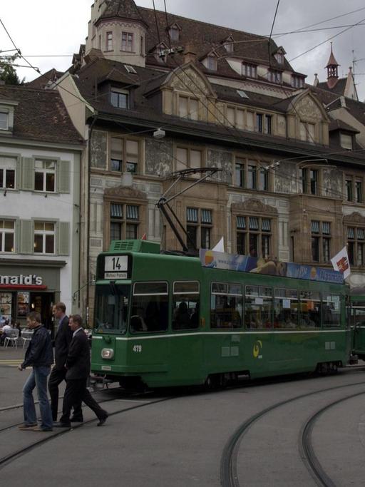 Basel in der Schweiz, die Altstadt mit Restaurant und Straßenbahn im Jahr 2004