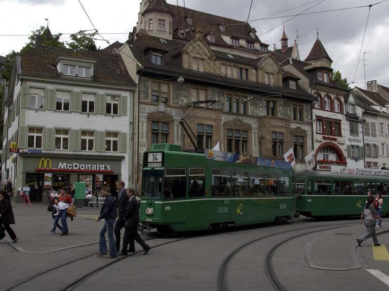 Basel in der Schweiz, die Altstadt mit Restaurant und Straßenbahn im Jahr 2004