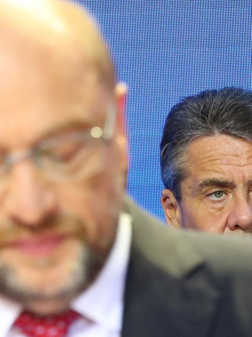 SPD-Kanzlerkandidat Martin Schulz steht am 24.09.2017 in Berlin in der Parteizentrale der SPD auf der Bühne. Hinter ihm steht Bundesaußenminister Sigmar Gabriel (SPD).