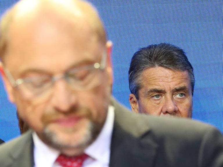 SPD-Kanzlerkandidat Martin Schulz steht am 24.09.2017 in Berlin in der Parteizentrale der SPD auf der Bühne. Hinter ihm steht Bundesaußenminister Sigmar Gabriel (SPD).