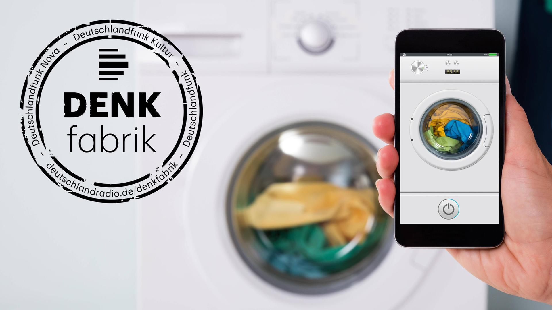 Eine Hand hält ein Smartphone, im Hintergrund ist eine Waschmaschine zu sehen, links im Bild das Deutschlandradio-Denkfabrik-Logo.