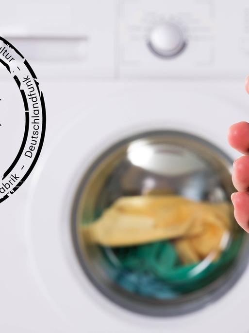 Eine Hand hält ein Smartphone, im Hintergrund ist eine Waschmaschine zu sehen, links im Bild das Deutschlandradio-Denkfabrik-Logo.