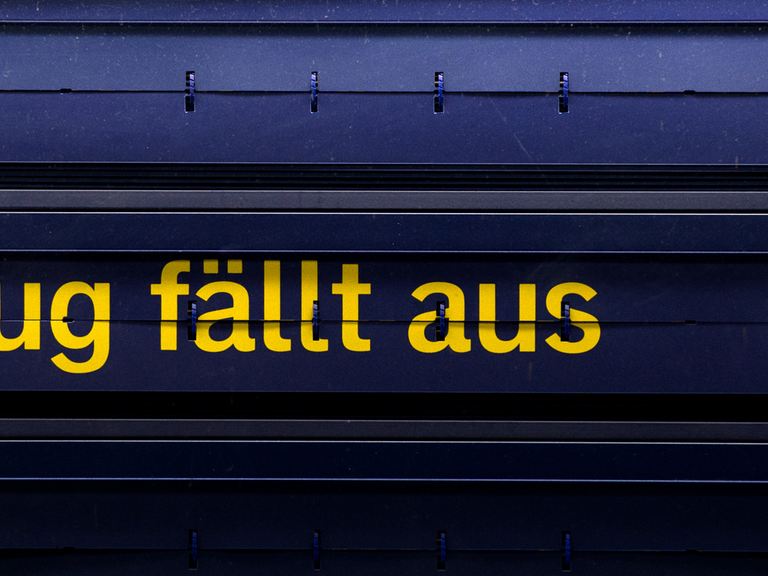 Auf einer Anzeigetafel im Hauptbahnhof in Dresden (Sachsen) steht "Zug fällt aus".