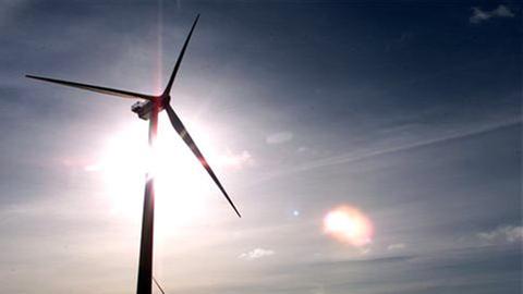 Die Sonne scheint über den 110 Meter hohen Windrädern des Offshore-Windparks 14 Kilometer vor der dänischen Küste bei Blavandshuk.