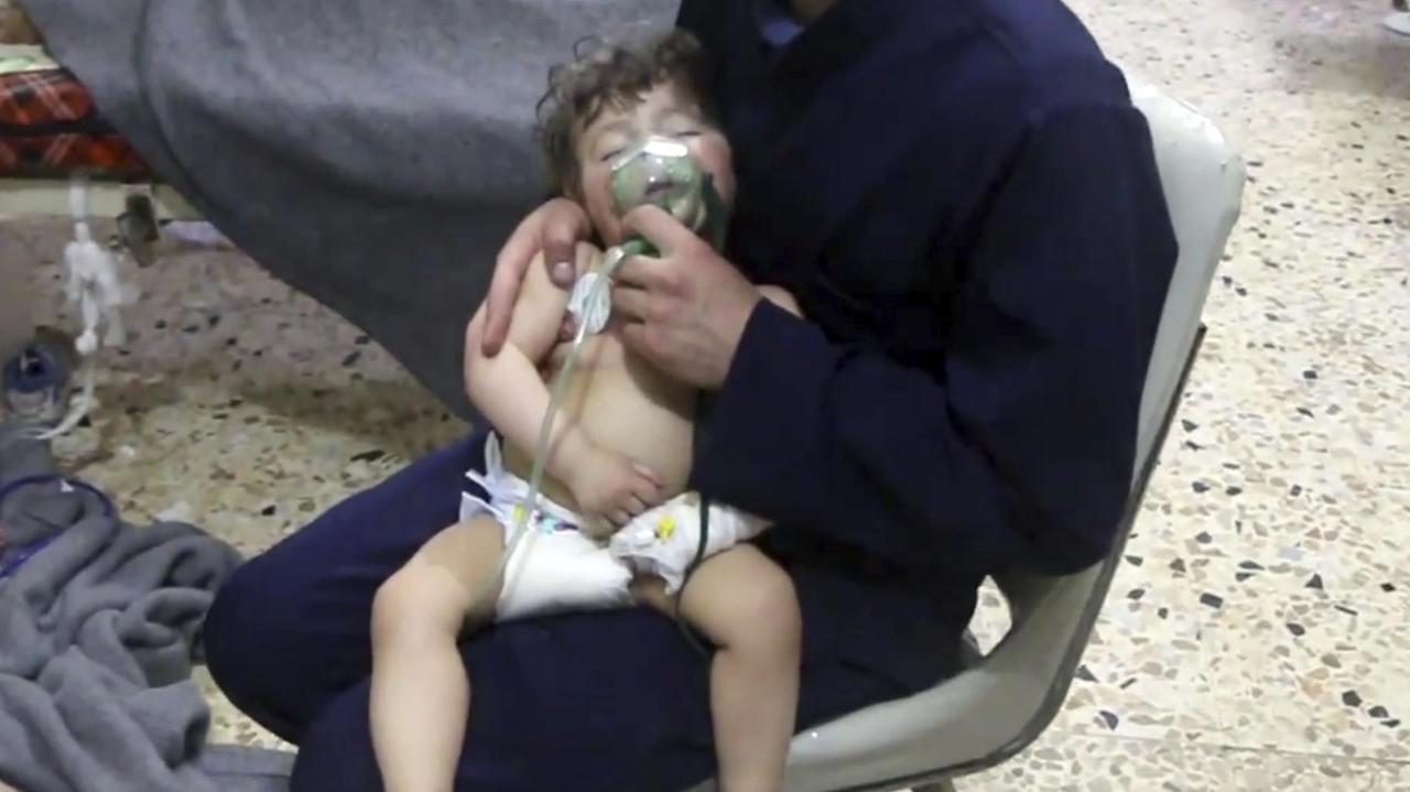 Das von den syrischen Weißhelmen veröffentlichte Bild zeigt den Angaben zufolge Opfer des mutmaßlichen Giftgasangriffs in Syrien.