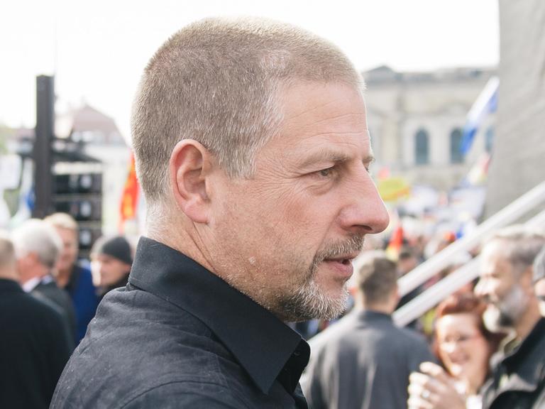 Der Rechtspopulist Götz Kubitschek steht am 16.10.2016 auf dem Theaterplatz in Dresden.