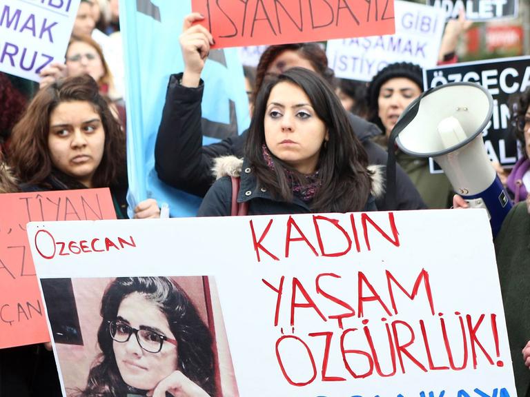 Junge Frauen halten in Ankara Protest-Schilder mit Slogans und einem Foto der ermordeten Frau.