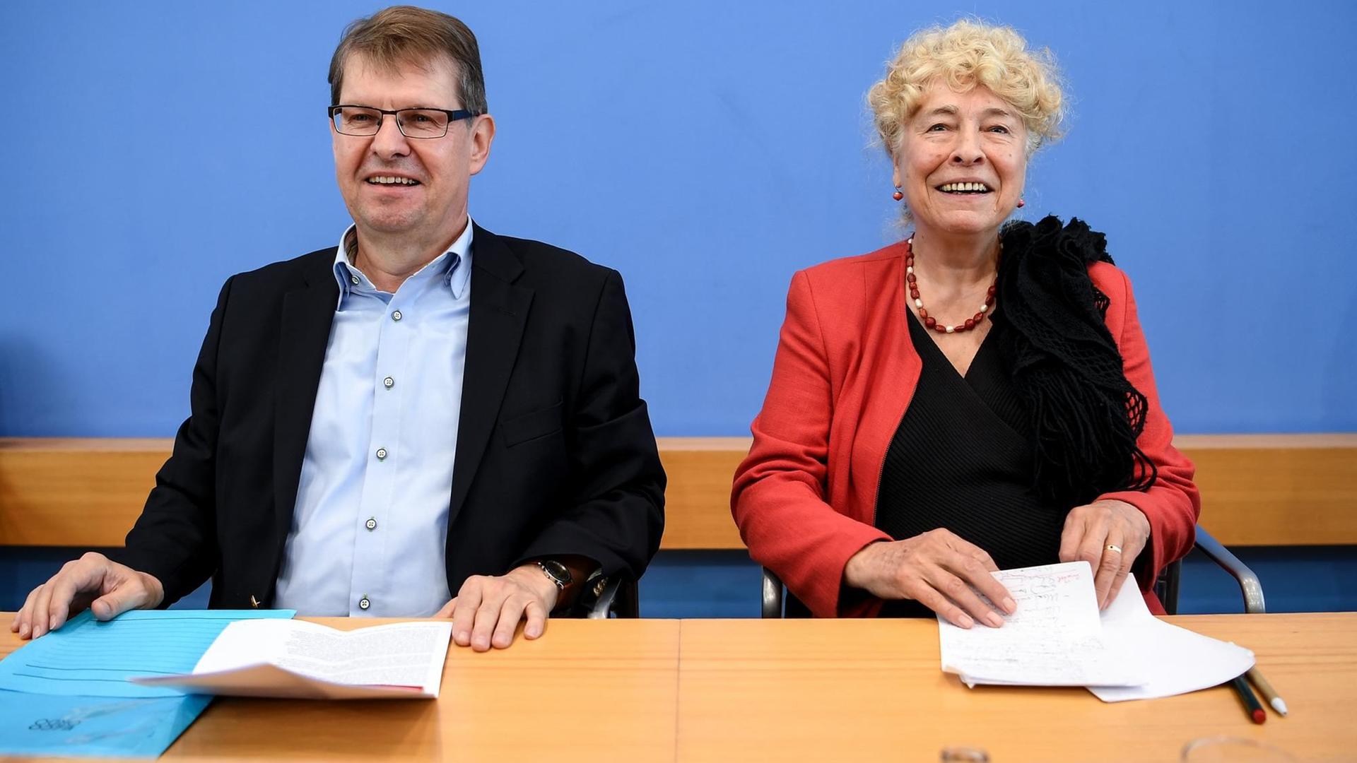 Berlin: Die Politikwissenschaftlerin Gesine Schwan (SPD) und Ralf Stegner, Vorsitzender der SPD-Fraktion im Landtag Schleswig-Holstein, geben zusammen eine Pressekonferenz zu ihrer Kandidatur für den SPD-Vorsitz.