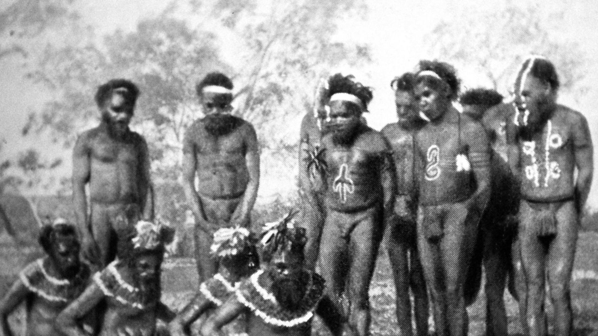 Australische Ureinwohner bei einer religiösen Zeremonie, aufgenommen in den 1920er-Jahren.