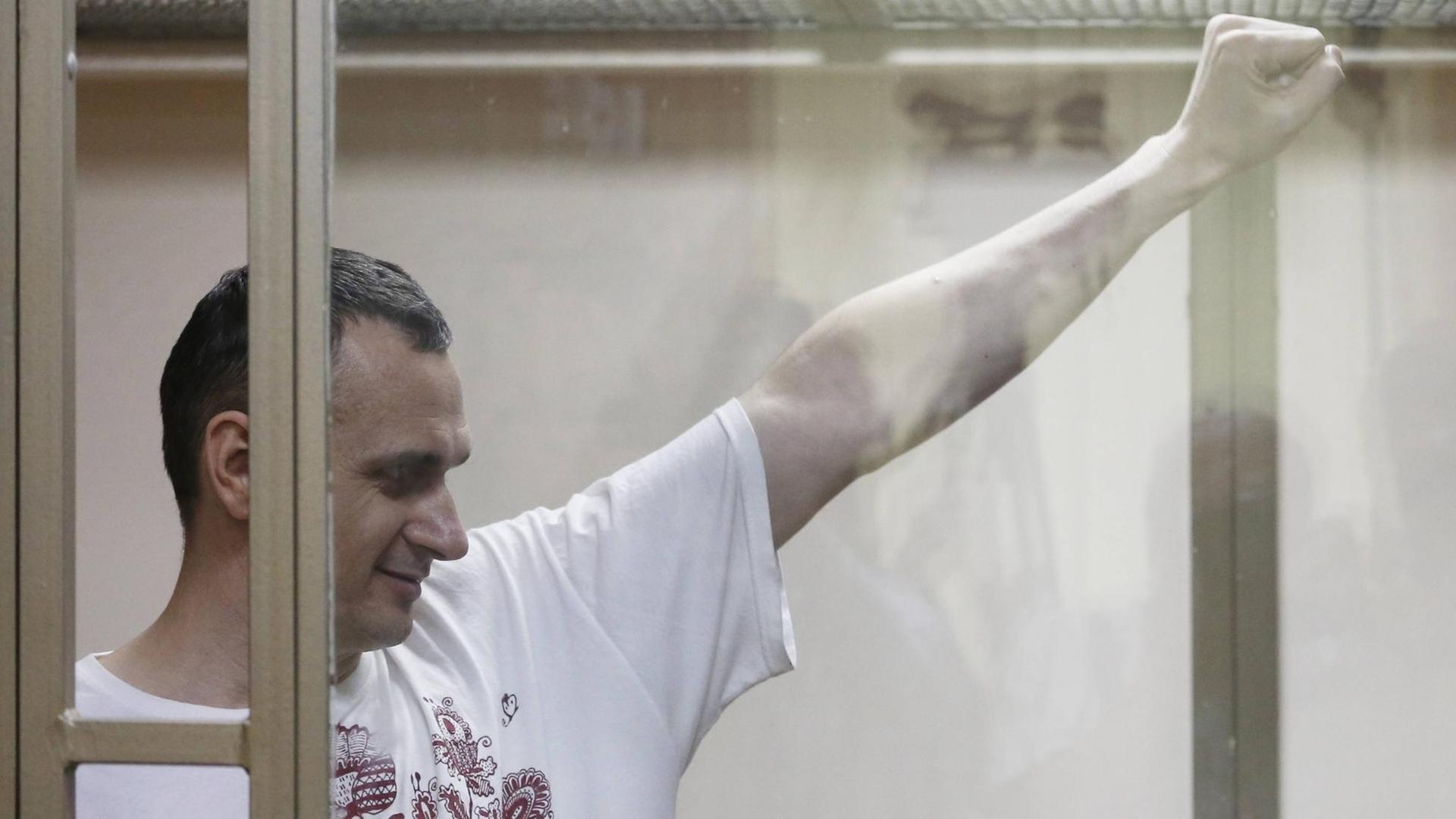 Der ukrainische Regisseur Senzow lächelte während der Urteilsverkündung und streckte die linke Faust hoch.