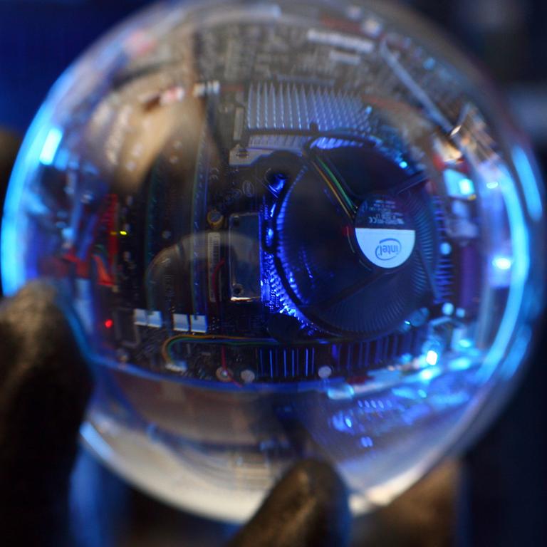 Die Trophäe des Deutschen Entwicklerpreises: Mit dem Entwicklerpreis werden jedes Jahr die besten deutschen Computerspiele-Produzenten ausgezeichnet.