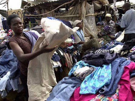 Altkleider auf einem Markt in Kibera, einem Slum der kenianischen Hauptstadt Nairobi
