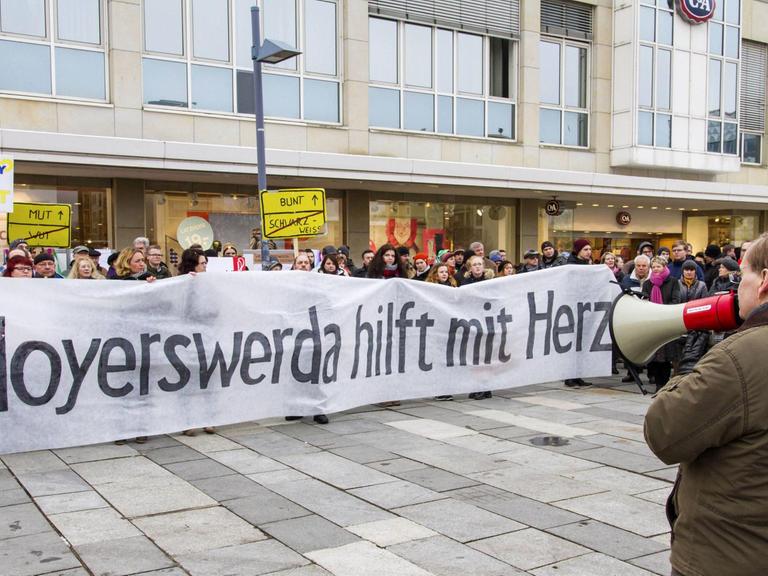 "Hoyerswerda hilft mir Herz" steht auf einem Transparent bei einer Aktion gegen Fremdenfeindlichkeit.