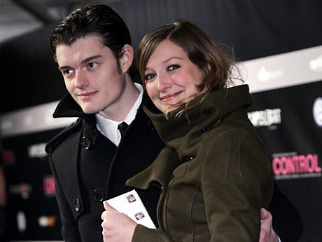 Schauspielerin Alexandra Maria Lara und ihr Freund, der britische Schauspieler Sam Riley, bei der Filmpremiere des Films "Control" in Berlin
