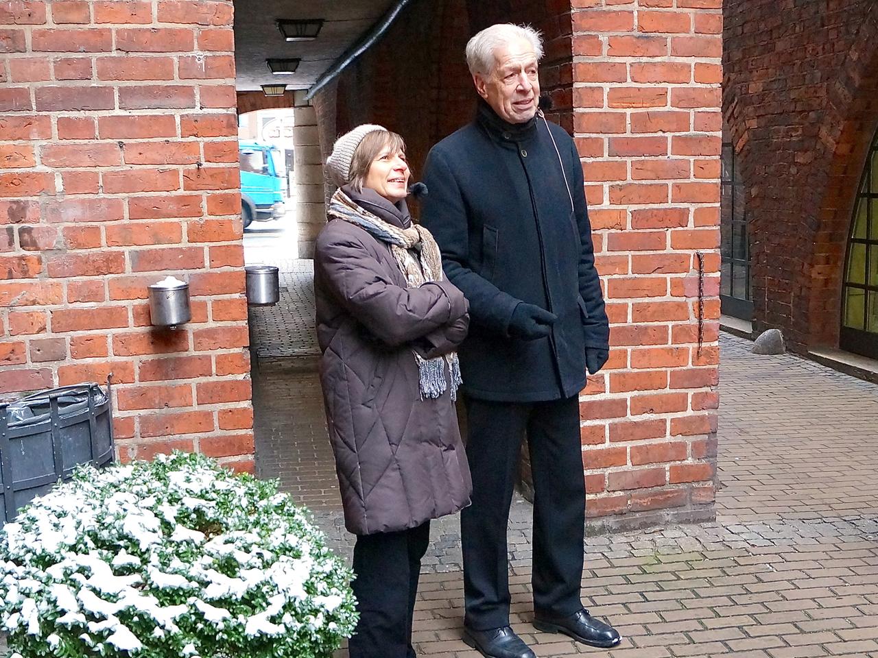 Henning Scherf und Renate Schönfelder in der Böttcherstraße