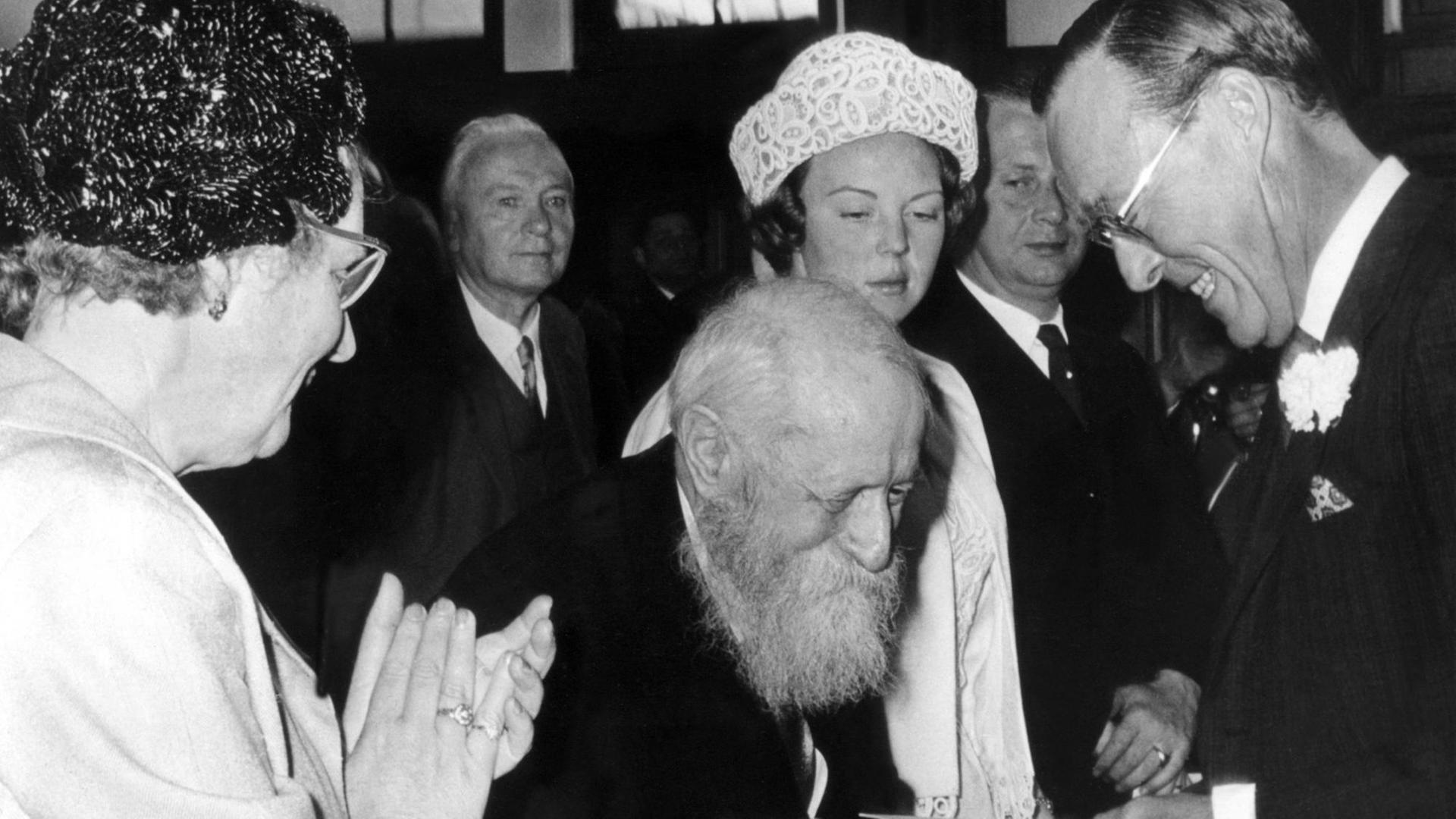 Der Religionsphilosoph Martin Buber nimmt am 3. Juli 1963 in Amsterdam den Erasmus-Preis aus der Hand von Prinz Bernhard der Niederlande in Gegenwart von Königin Juliana der Niederlande und Prinzessin Beatrix entgegen. Buber wird für seine Verdienste um das europäische Geistesleben ausgezeichnet.