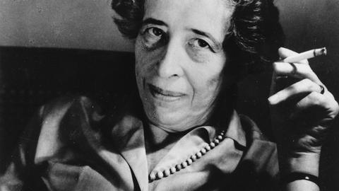Hannah Arendt, 1969 auf einem schwarz-weiß Foto mit Zigarette in der Hand.