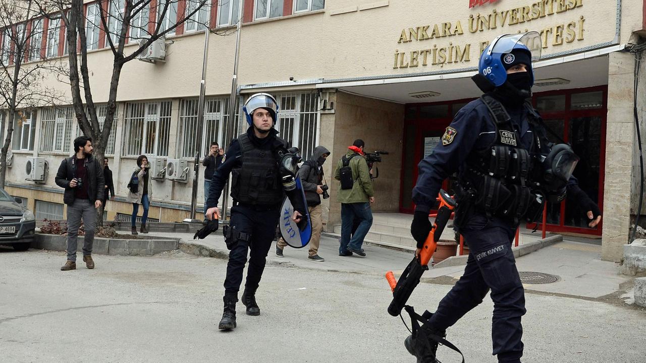 Sicherheitskräfte der Polizei gehen am 10.2.2017 vor der Universität in der türkischen Hauptstadt Ankara bei einem Einsatz gegen Demonstranten vor, die gegen die Entlassung von 330 Akademikern protestieren.