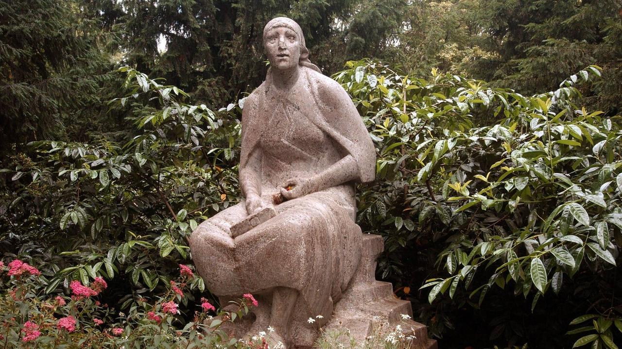 Bildhauerei einer sitzenden Frau im Park Hasenheide.