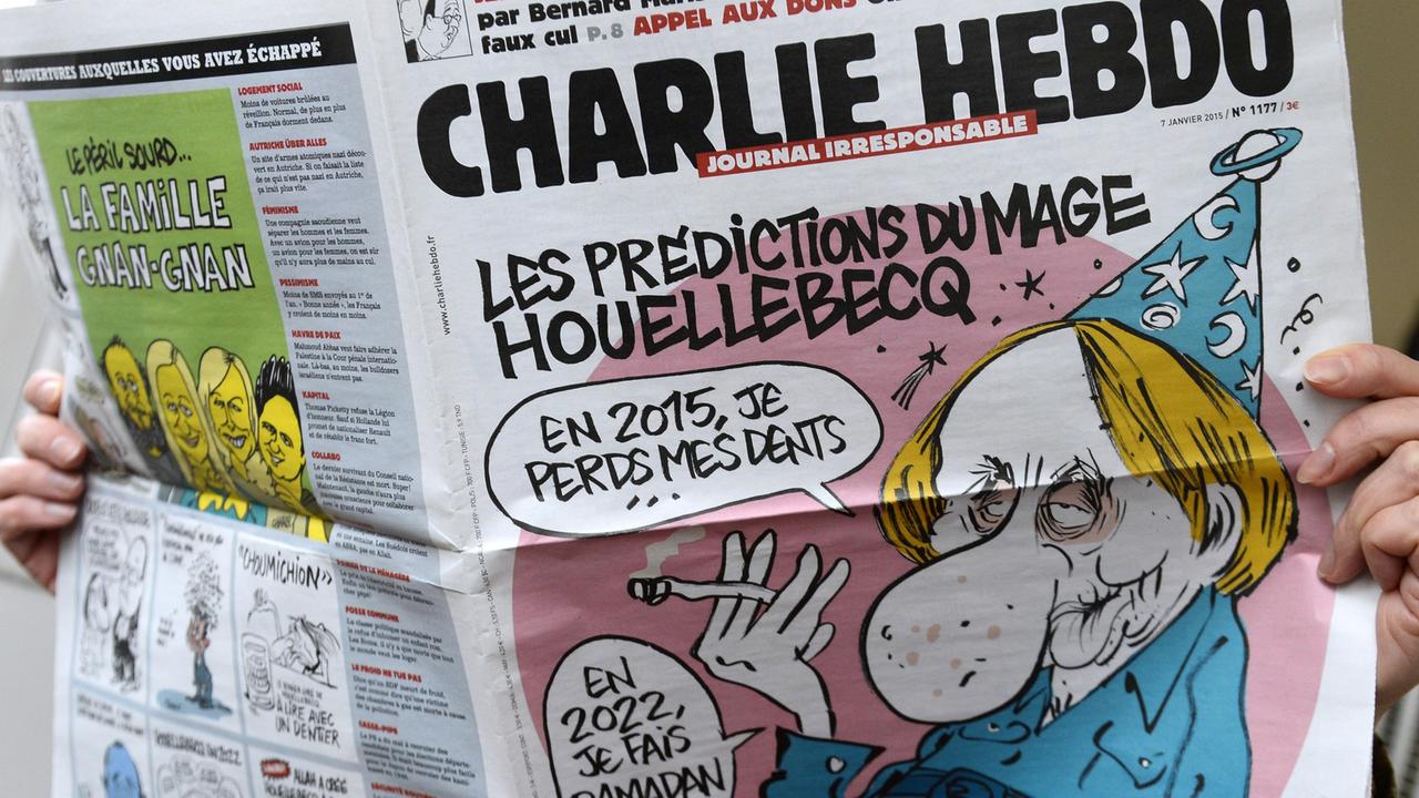 Eine Person hält die letzte Ausgabe der Satirezeitschrift "Charlie Hebdo" vom 7. Januar 2015 in Händen.