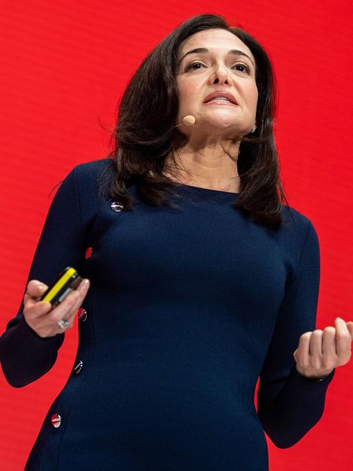 Sheryl Sandberg, Geschäftsführerin von Facebook, spricht bei der Innovationskonferenz Digital-Life-Design (DLD) auf der Bühne.