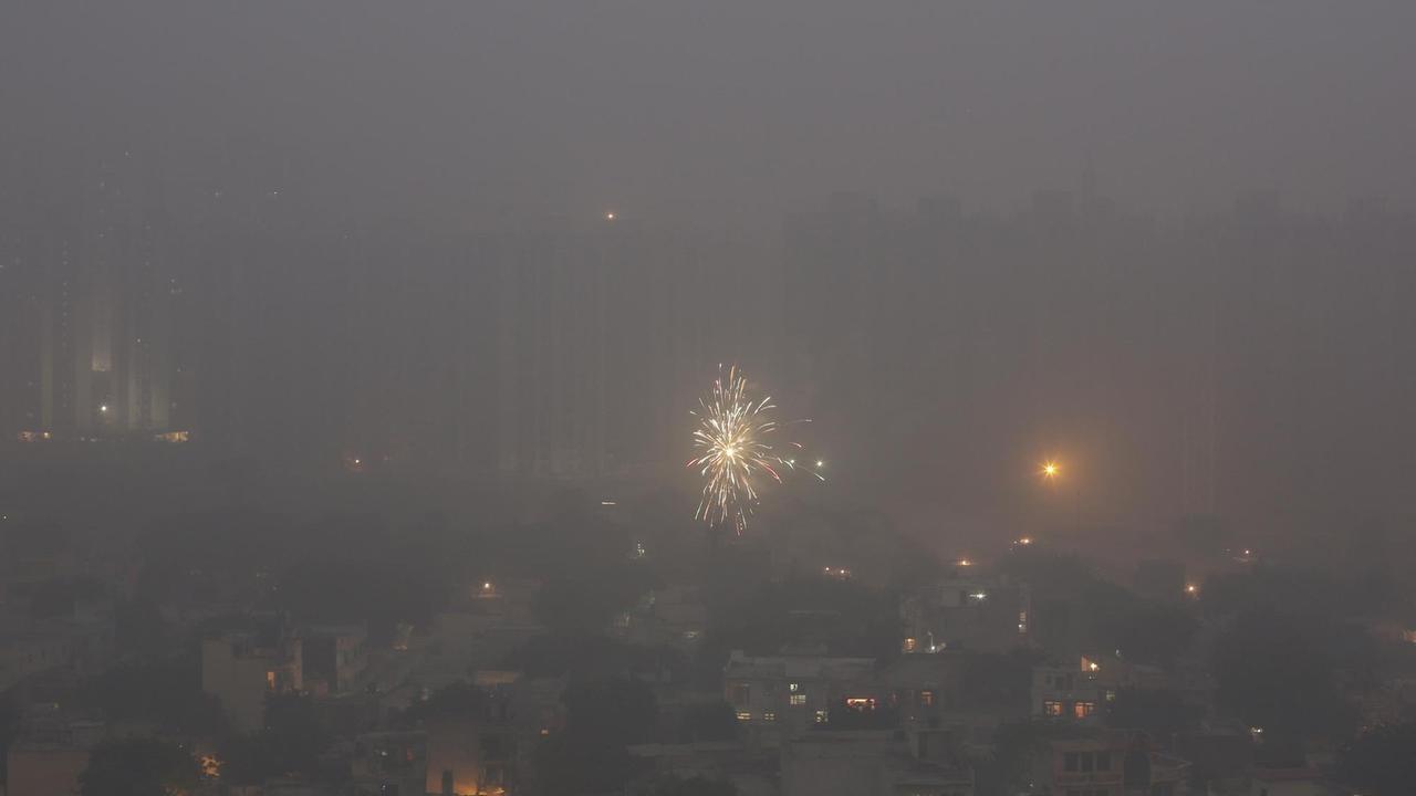 Smog hängt über den Häusern von Neu Delhi.
