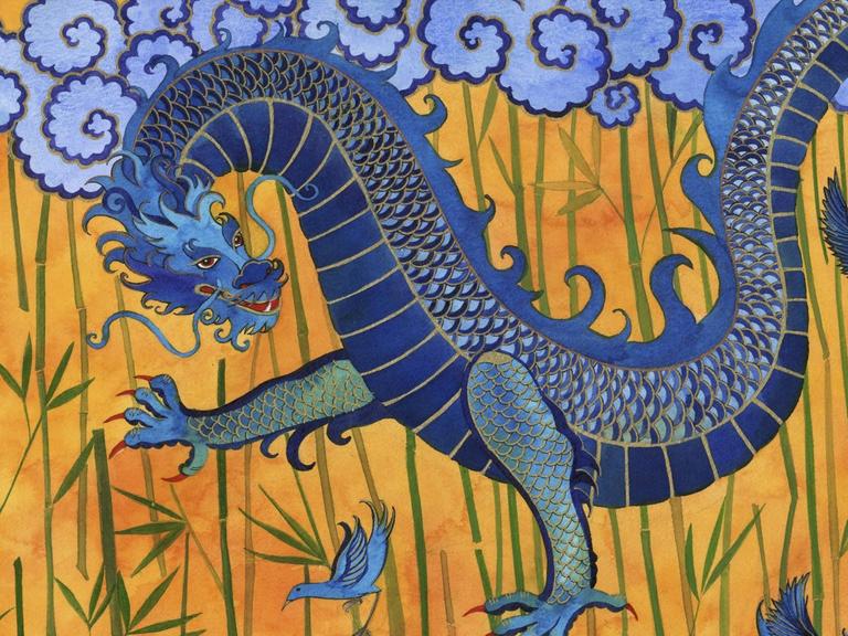 Darstellung eines chinesischen Drachen mit blauen Vögeln und Bambus auf einer Seidenmalerei