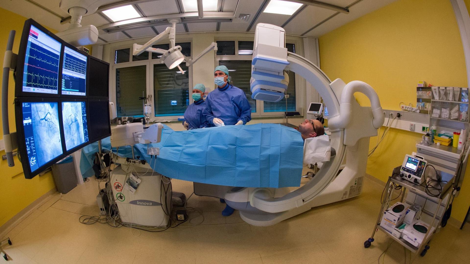 Kardiologe und Assistentin bei der Untersuchung eines Herzpatienten.