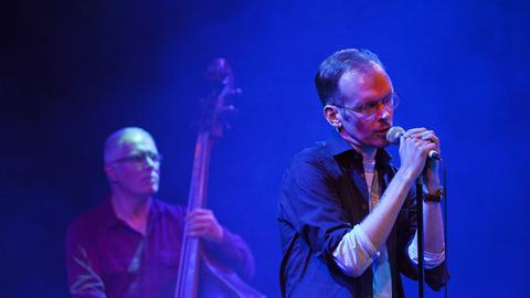 "The Schwarzenbach" sind  Dietmar Dath (r), Johannes Frisch (am Bass) sowie Thomas Weber und Heike Aumüller (Kammerflimmer Kollektief)